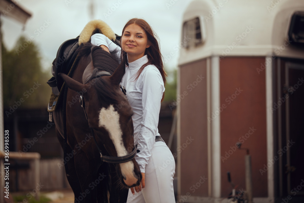 马术运动——年轻女孩骑马。