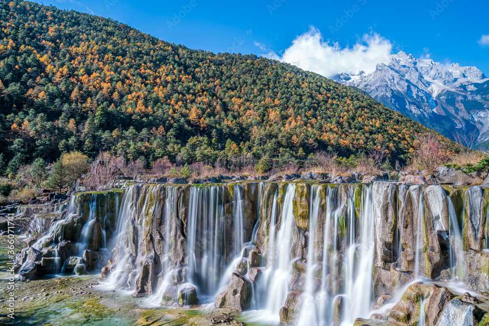 中国云南丽江玉龙雪山蓝月谷瀑布风光