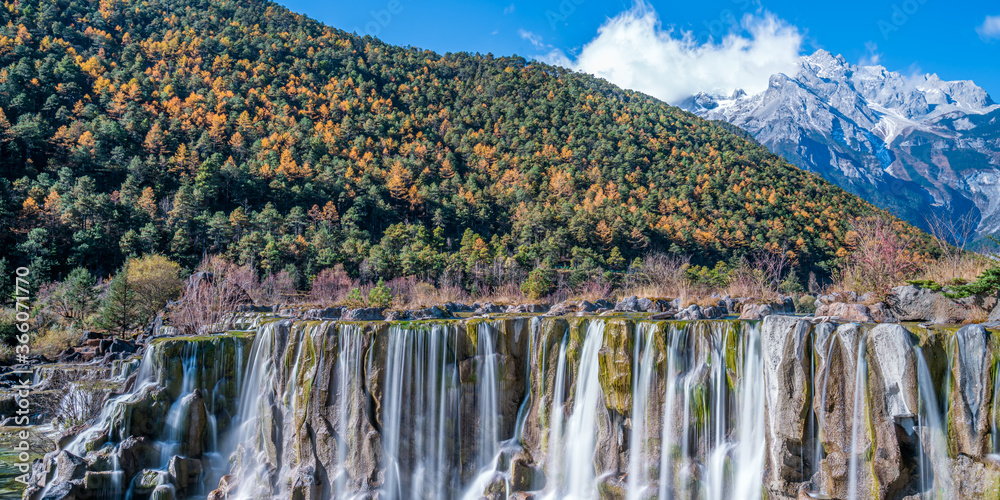 中国云南丽江玉龙雪山蓝月谷瀑布风光