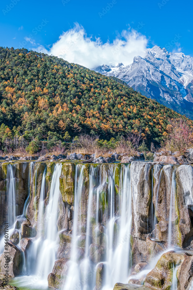 中国云南丽江玉龙雪山蓝月谷瀑布风光