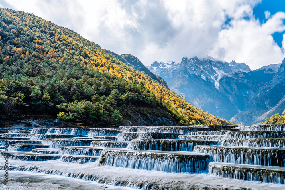 中国云南丽江玉龙雪山蓝月谷白水台瀑布风光