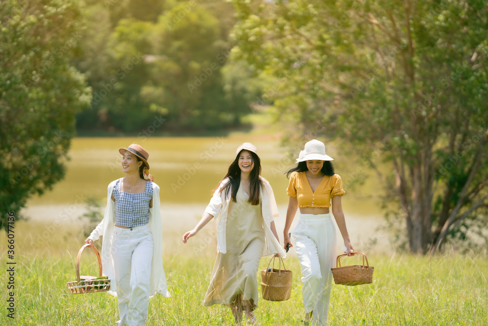 亚洲女孩朋友团他们要去公园野餐