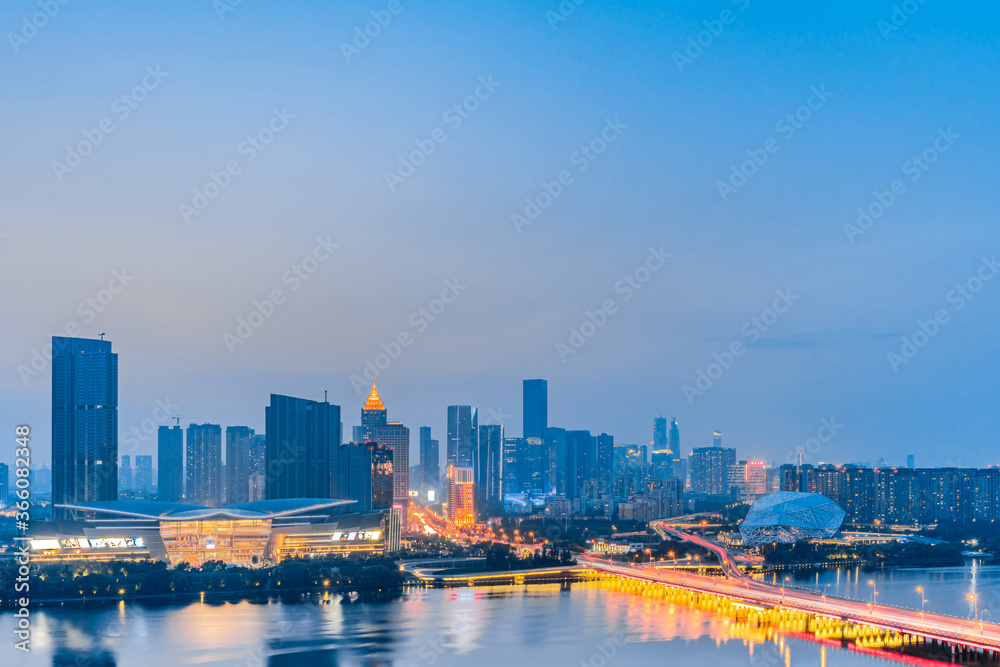 中国辽宁省沈阳市盛京剧院及浑河沿岸城市建筑夜景