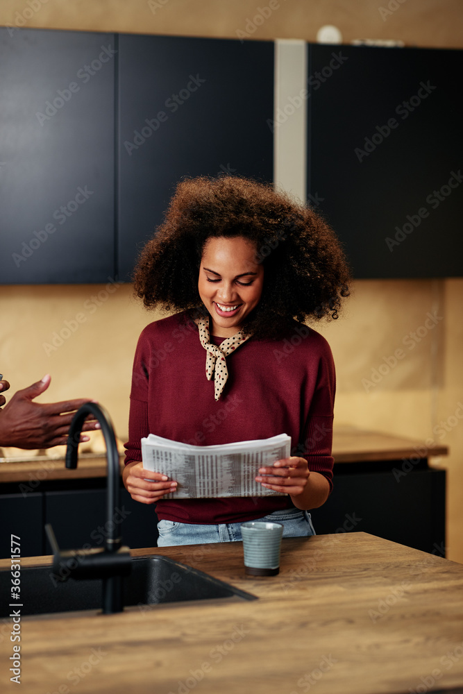 女人在家看报纸