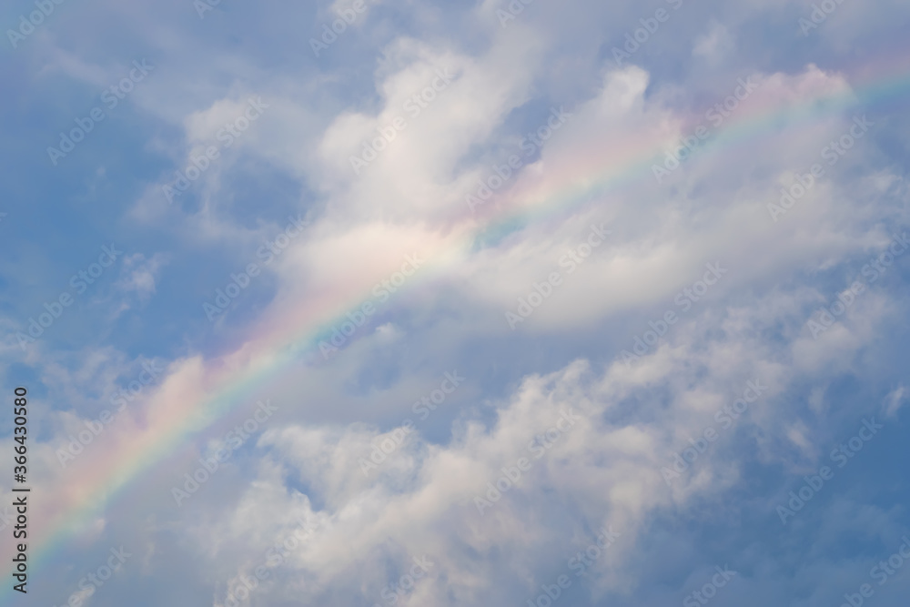 雨后天空中的彩虹。