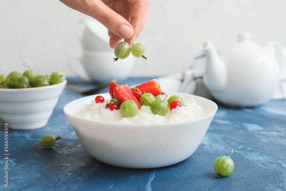 女人在餐桌上准备美味的米饭