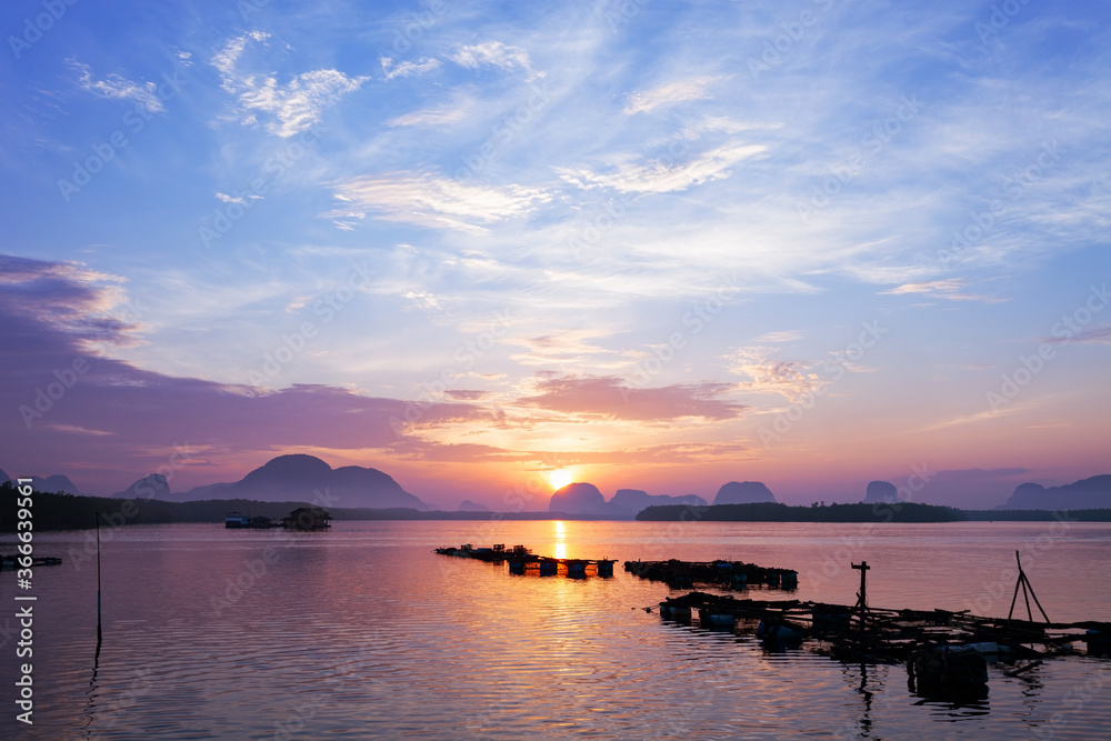 令人惊叹的美丽自然之光日落或日出背景下的戏剧性天空海景。