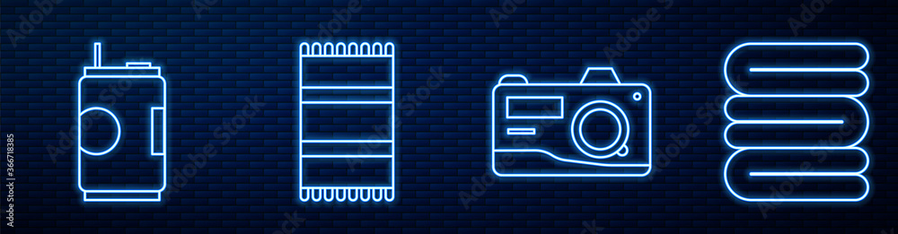 套装摄影相机、苏打水罐、沙滩巾、毛巾堆和Rv露营拖车。闪闪发光的霓虹灯图标
