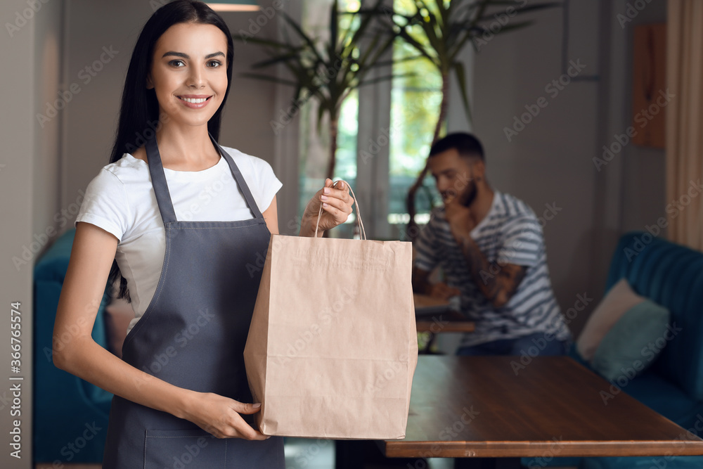 餐厅送餐的年轻女服务员