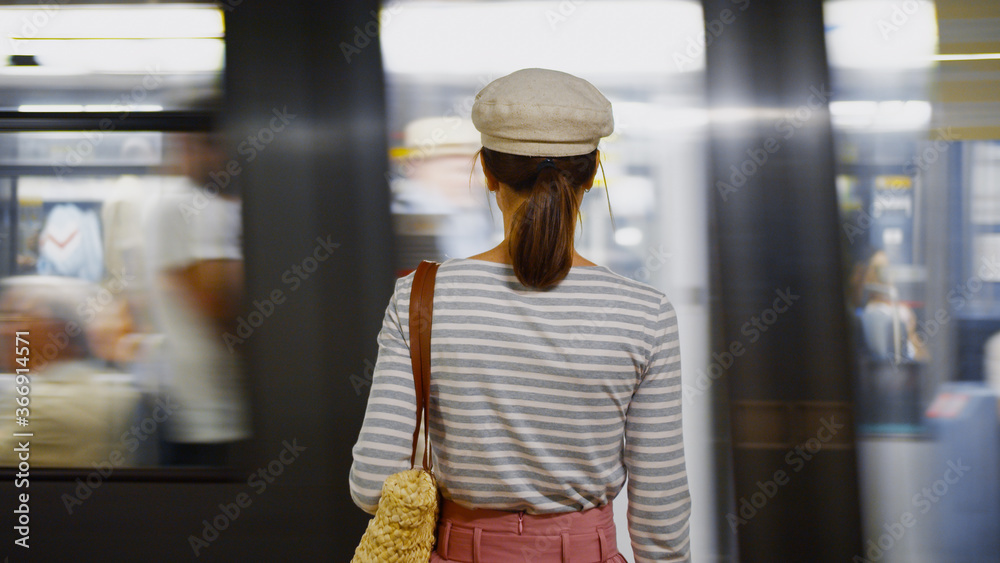 年轻女子在地铁里等火车