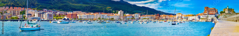 西班牙沿海城镇。Castro Urdiales.Cantabria.Fishing village and Boat dock.Scenic海景。旅游