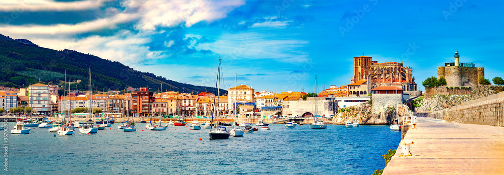 西班牙沿海城镇。Castro Urdiales.Cantabria.Fishing village and Boat dock.Scenic海景。旅游