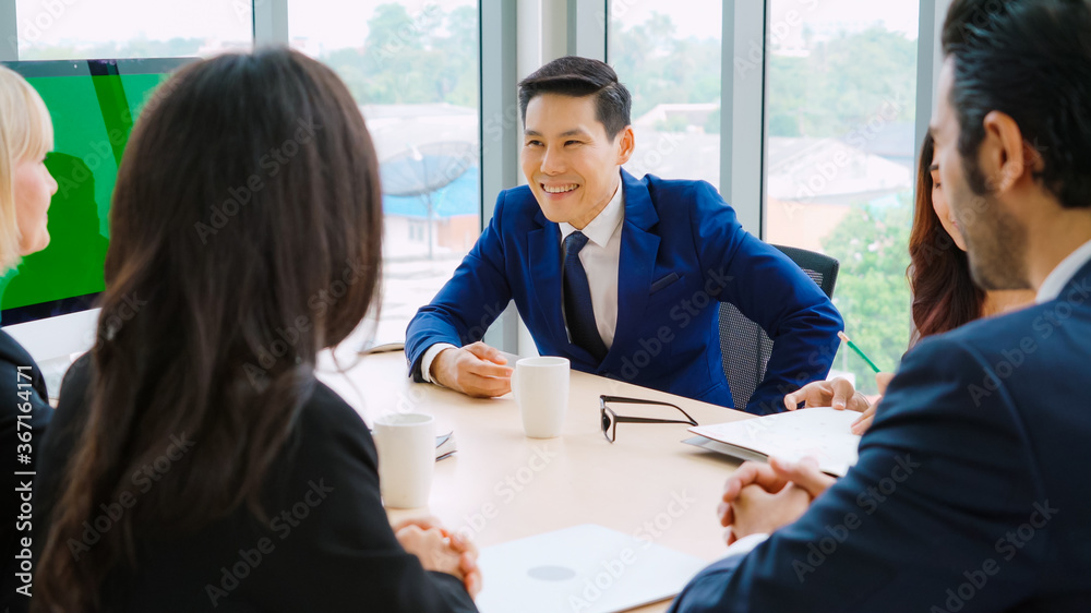 会议室里的商务人员，办公室选项卡上有绿屏色度键电视或电脑