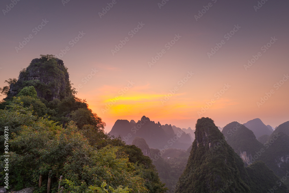 中国广西兴平漓江喀斯特山地景观。