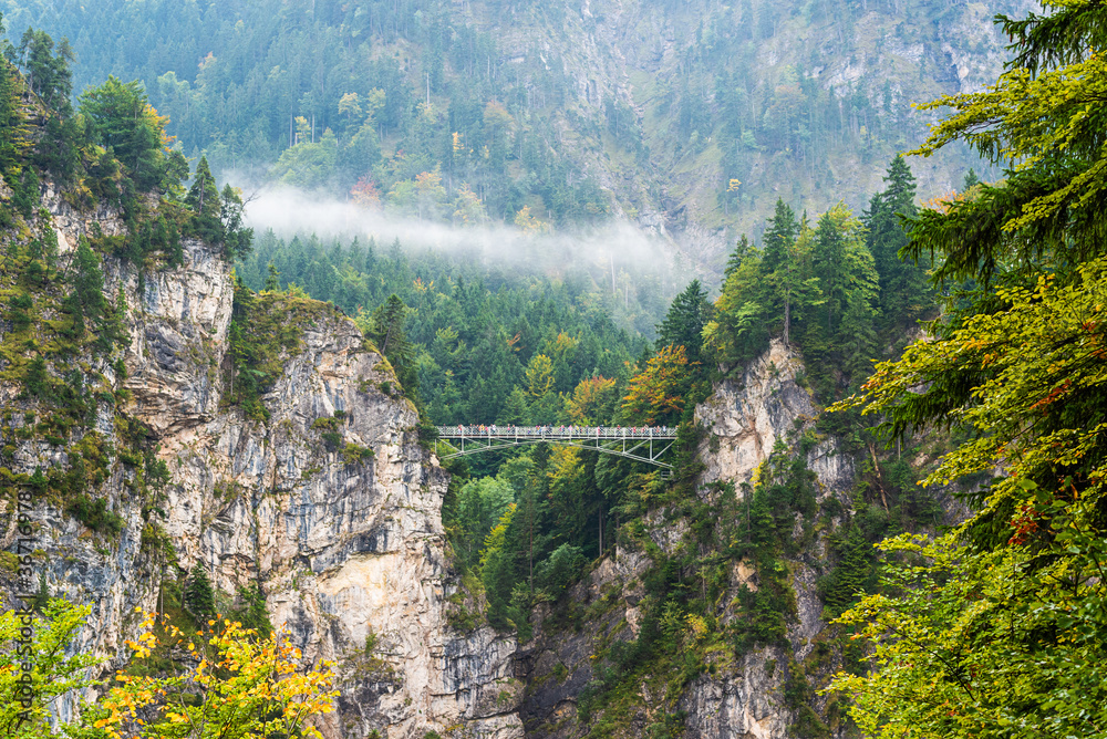 Marienbrucke（Marys Bridge），从Neusc看，位于德国施万高的Pollat峡谷上方