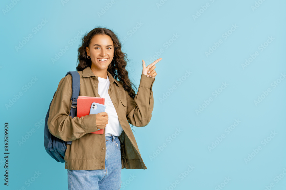 鲜艳背景下的年轻女性