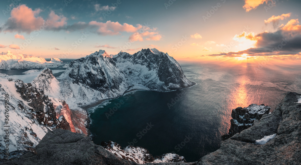 罗弗敦群岛冬季Ryten山和Kvalvika海滩日落全景