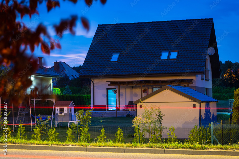 一栋带花园的现代独栋住宅