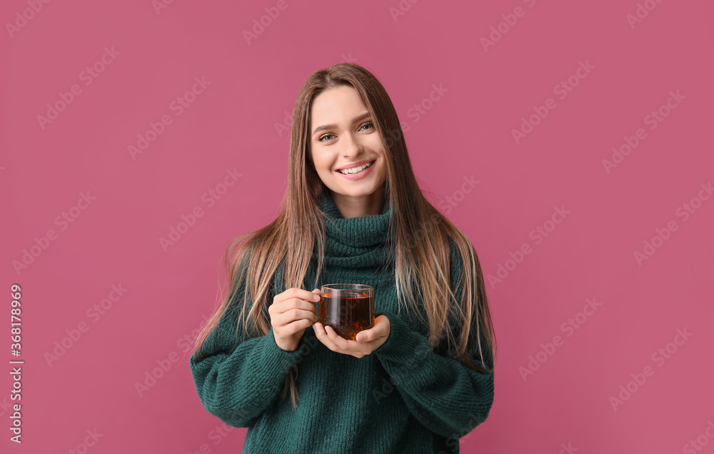 美丽的年轻女子，背景是一杯茶