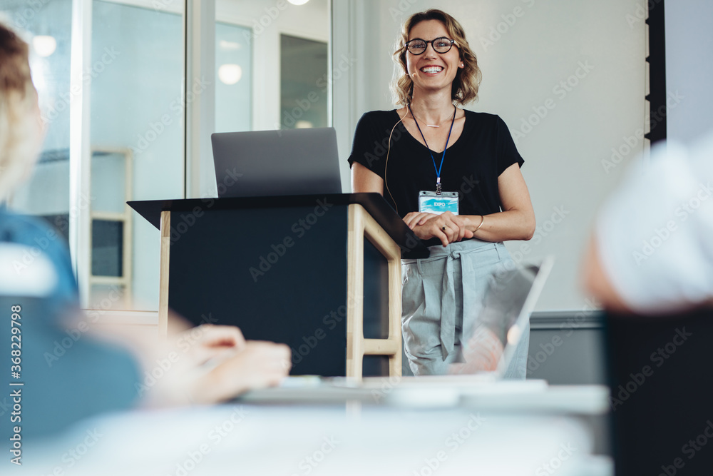 成功的女商人在讲台上发表演讲