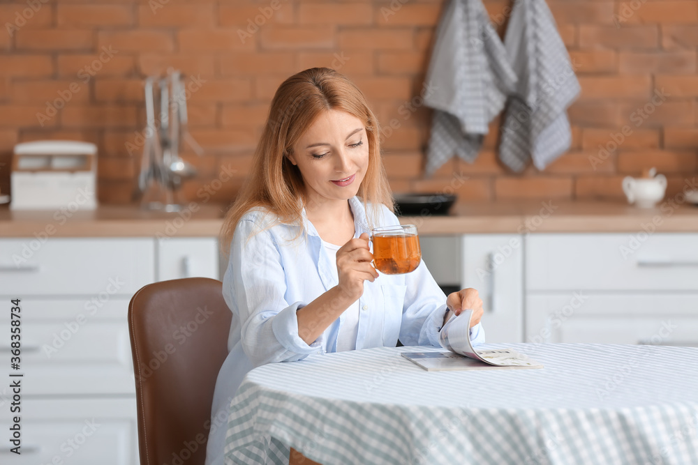 美女在家喝茶