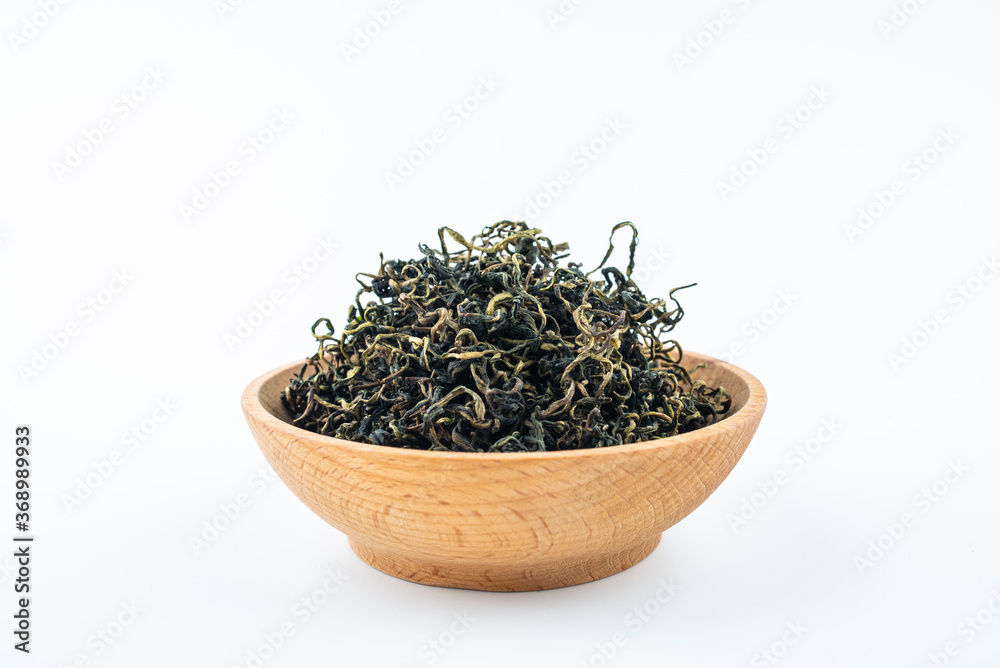 白底茶托里的蒲公英茶