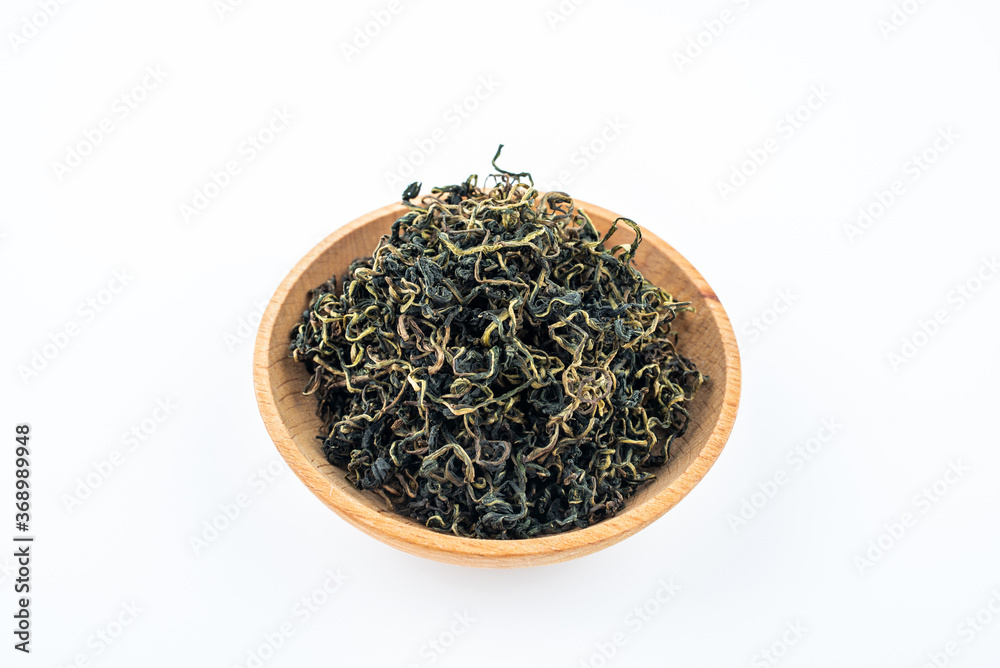 白底茶托里的蒲公英茶