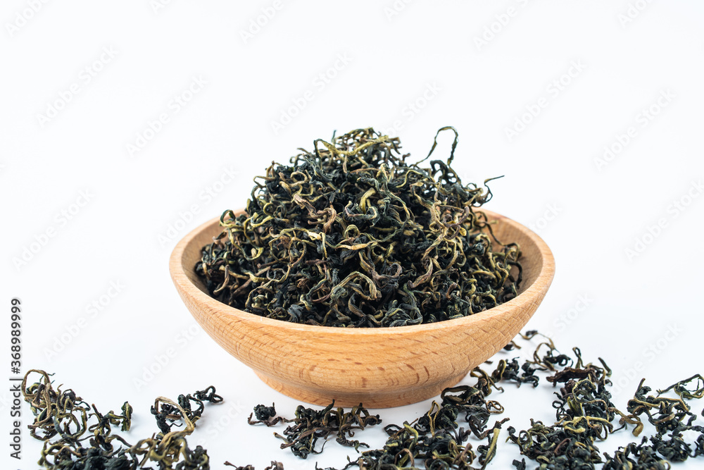 白底茶托里的蒲公英茶