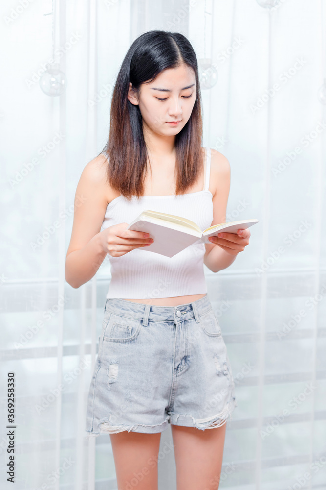 Asian girls reading books

