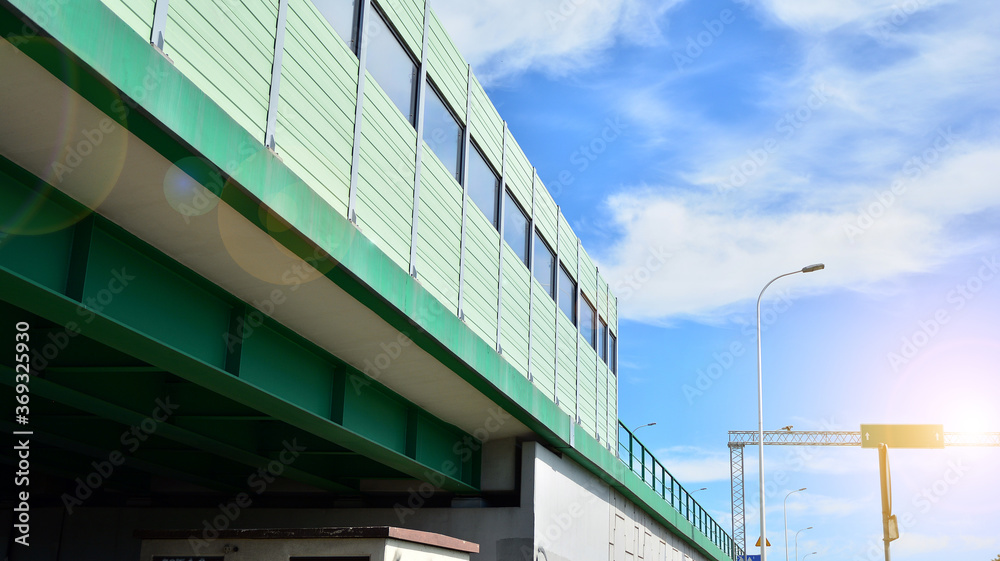 现代道路和道路基础设施。城市中空旷的道路背景。阳光下的景观。