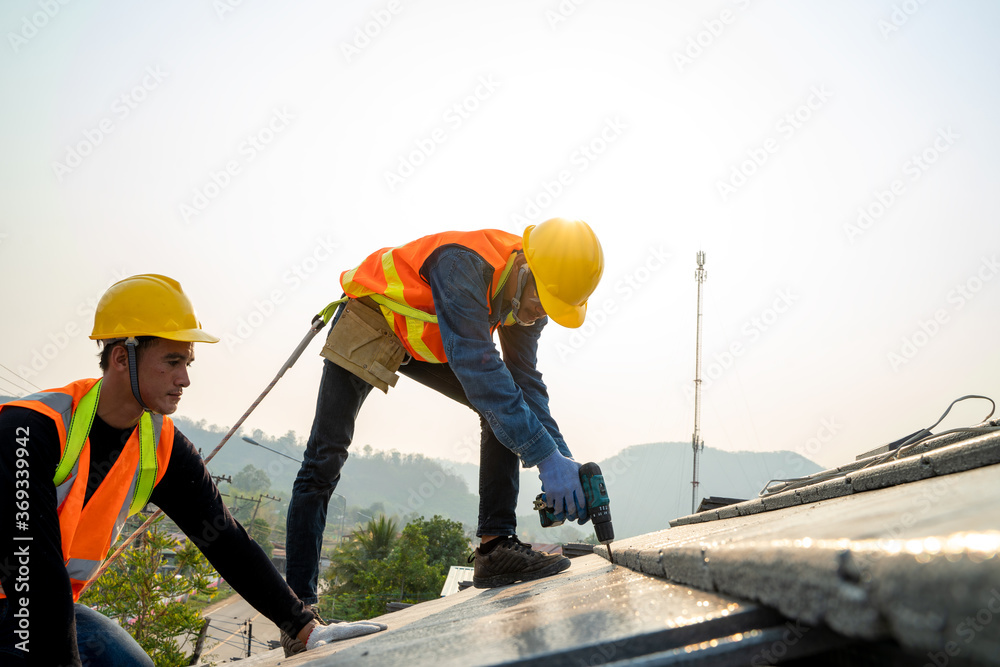 施工人员在新建建筑物屋顶结构上作业时系安全带