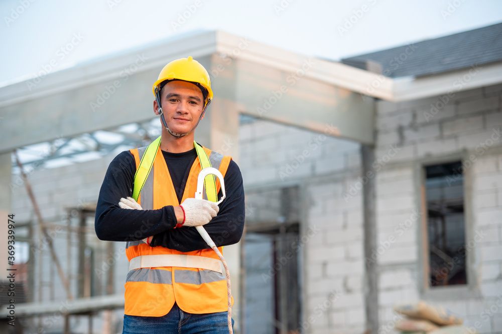 建筑工地上的建筑工人肖像，戴着安全帽在新ho工作的建筑工人