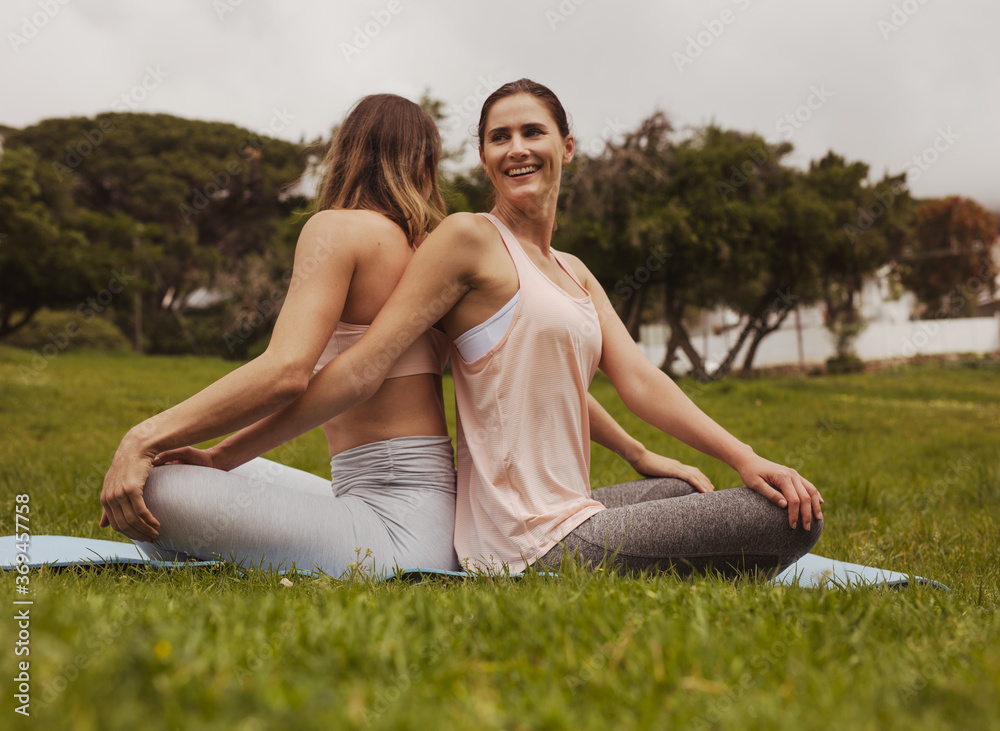 快乐的女性朋友一起锻炼