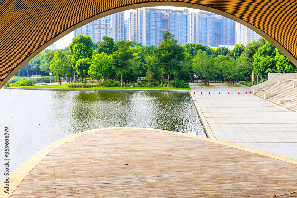 上海城市公园的空旷广场和绿色森林。