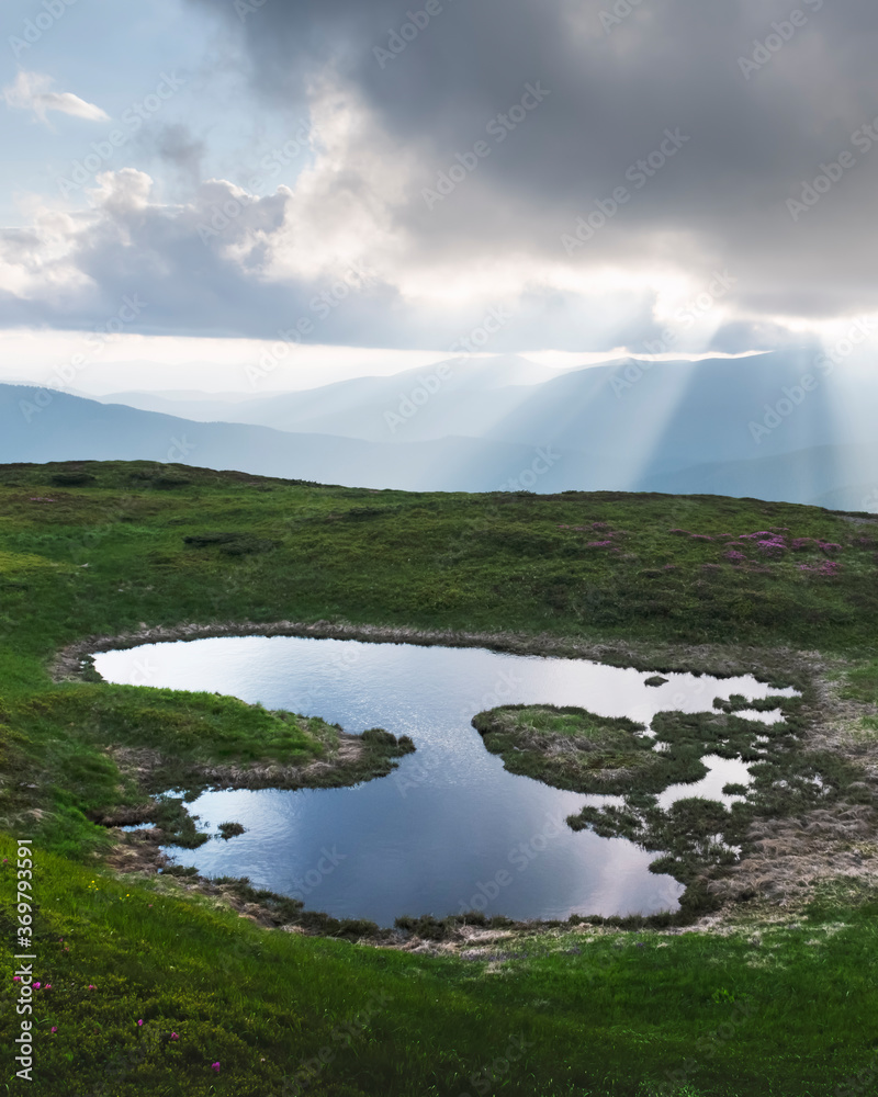 日出时的山湖。绿色山丘和阳光的如画夏季景观i