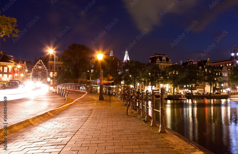 夜晚运河上的历史房屋