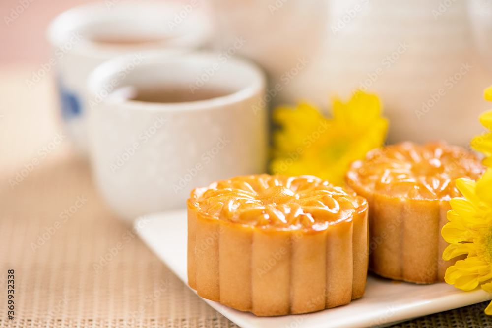 明亮的木桌背景，中秋节美味的蛋黄酥月饼。Chi