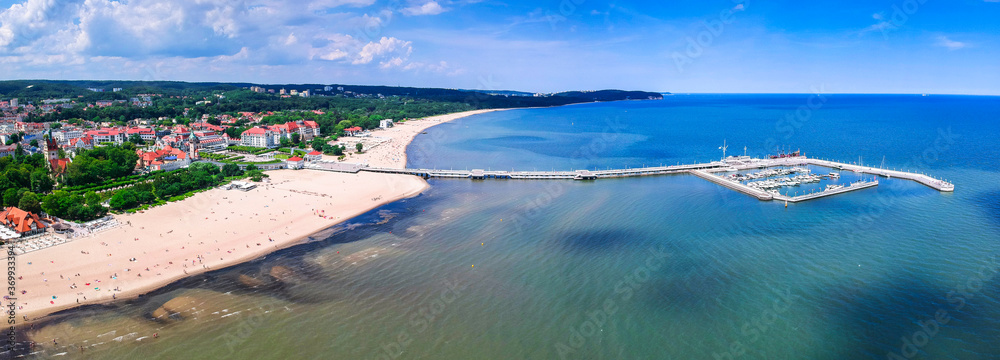 波兰索波特的波罗的海海岸线全景，带木制码头