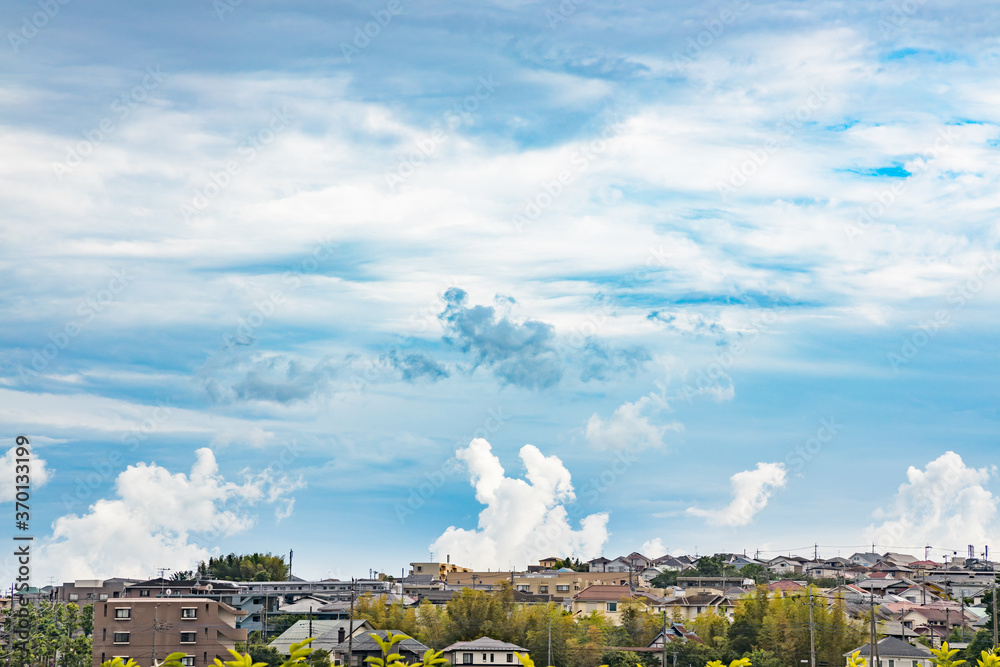 横浜郊外の住宅街と雲