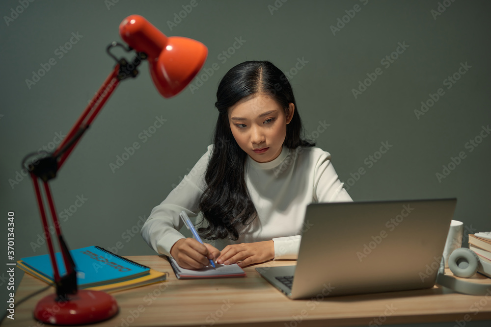 亚洲女学生晚上用笔记本电脑