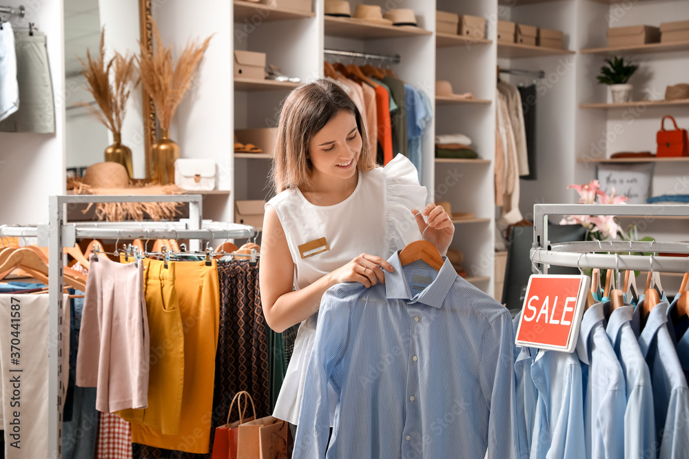 现代服装店里的女卖家