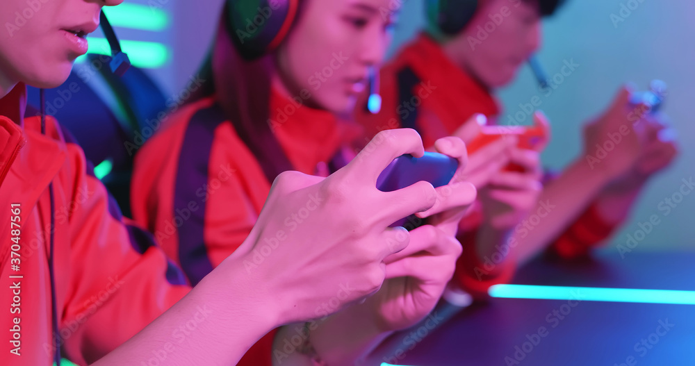 esport gamers play mobile game