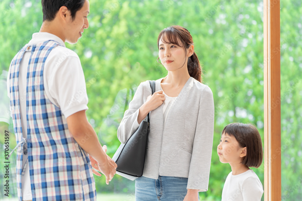 保育士と話をする働くお母さんと女の子