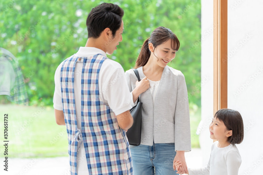 保育士と話をする働くお母さんと女の子