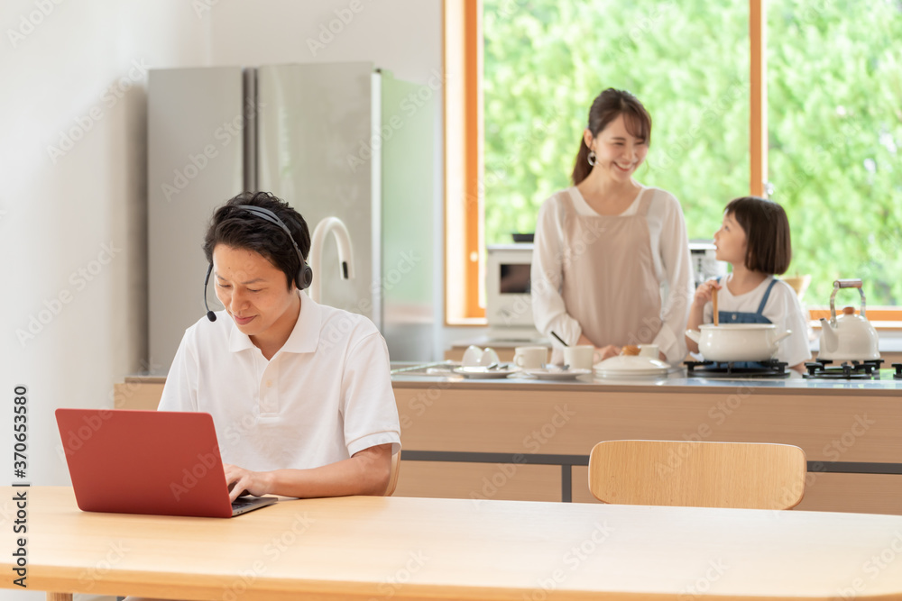 テレワークで働くお父さんを見守る家族