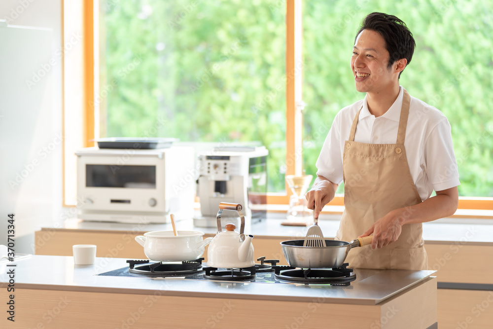 キッチンで料理を作る男性