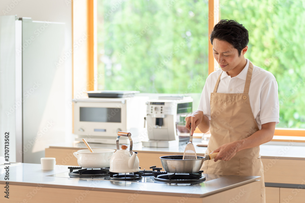 キッチンで料理を作る男性