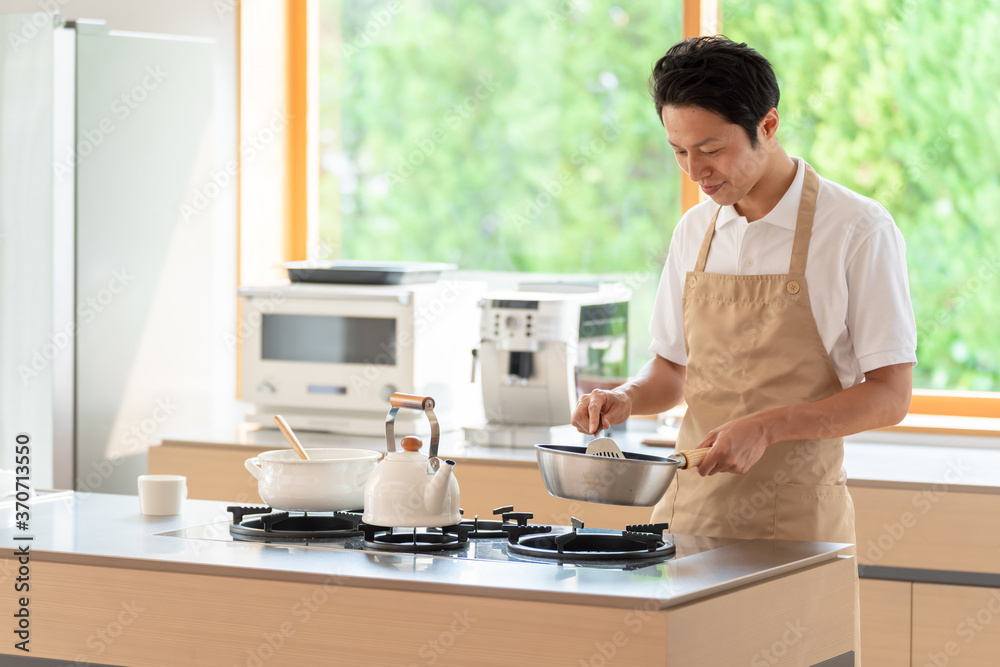 キッチンで料理を作る男性