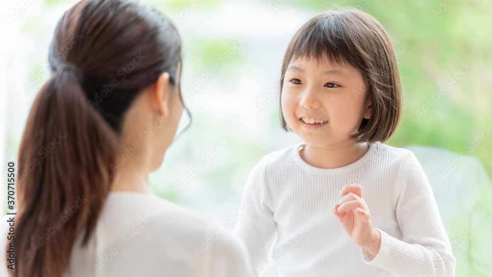 お母さんと遊ぶ女の子