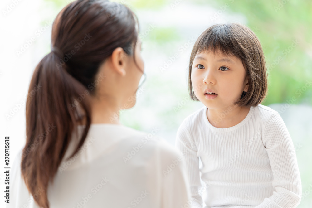 お母さんと遊ぶ女の子